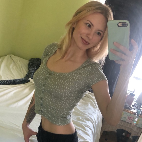 Sage Green Floral Cropped Tee - Picture 4 of 4